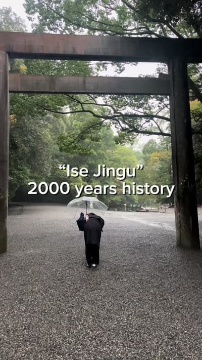 Ise Jingu หรือ ศาลเจ้าอิเสะ ในจังหวัดมิเอะ เป็นศาลเจ้าศักดิ์สิทธิ์ที่สุดของศาสนาชินโต ของญี่ปุ่น สาม