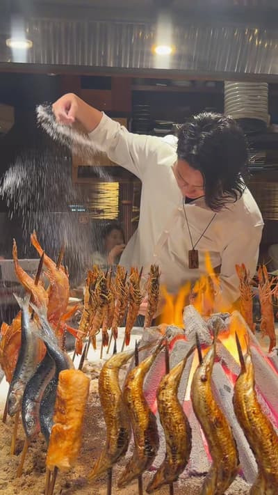 日本を代表する炉端焼きの名店！元気な接客と炉端のパフォーマンスが最高で鮮度の高い海鮮料理が美味しすぎる！ （店名） ・すみ劇場 むさし坐 （営業時間） ・16:00〜24:00 （定休日） ・不定休 