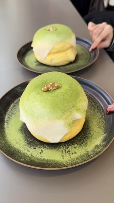 ふわっふわの抹茶大福パンケーキ🍵 抹茶大福パンケーキ1500円 ふわふわのパンケーキの中に抹茶ソースをかけて求肥を上からかぶせてあるのでもちもちとした食感で食べ応えあって絶対でした😋 チョコソース