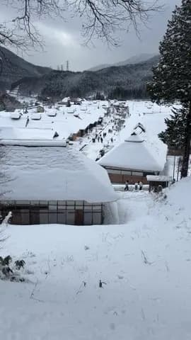 Location 📍 Winter in Ouchi-Juku. If you love Shirakawago… but hate the crowds 👀👇 ❄️ Meet Ōuchi-ju