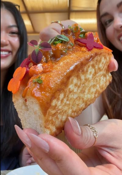 Wagyu sliders & Thai tea cakeee @biteswithlily #louisvuitton #thailand #luxury #bangkok #foodie
Tagg