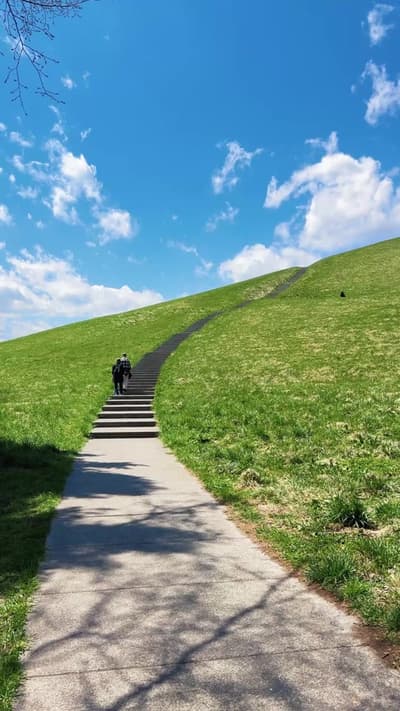 公園の中でプチ登山してきた⛰️ 📍 Moerenuma Park ｜Hokkaido 🇯🇵 ~⁡ モエレ沼公園~ 北海道の公園、スケール大きすぎ😆 10分くらいのプチ登山がちょうどよくて楽しか