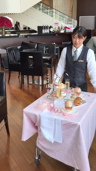 桃パフェがつく桃アフタヌーンティー🍑 ⁡ 桃好きにはたまらない、最新アフタヌーンティーに行ってきた🥺✨ ここのアフタヌーンティー、テーブルごとアフタヌーンティースタンドのセットを持ってきてくれるの