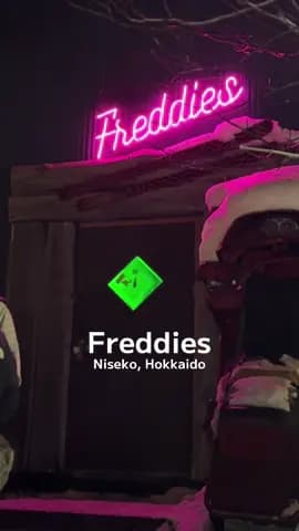 北海道・ニセコにあるナイトクラブ「Freddies」🕺🪩 外は一面の雪景色なのに、中は世界中の人が集まる別世界💫 日本人ほぼいなくて、英語が飛び交う夜🗣️💬🎶 バーカウンターに乗って踊るの