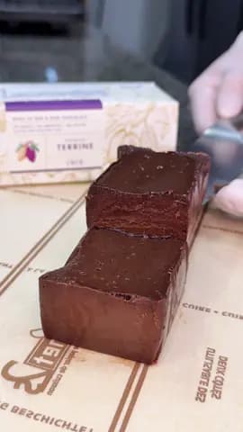 カカオ豆から作る濃厚チョコテリーヌ 京都にある人気のチョコレート専門店。 カカオ豆からこだわり抜かれた極上のチョコレートをふんだんに使用。白砂糖・添加物を使用せず、カカオ本来の風味と栄養素を引き出した