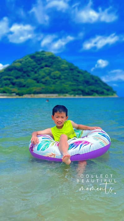 Kikugahama Beach in Hagi offers a calm, quintessential Japanese coastal atmosphere. With soft white 