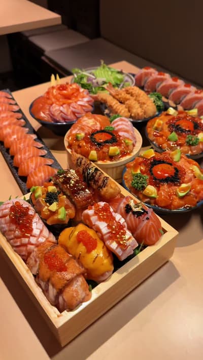 Salmon everywhere 😍😍😍#sushi #sashimi #salmon #japantravel #japanfood