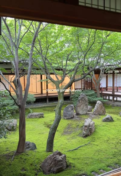 a mist visit in kyoto 🎐 I could have spent hours here admiring the perfect zen garden. this garden 