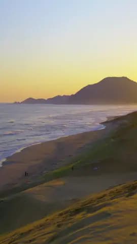 📍鳥取砂丘(Tottori sand dune) 【Tottori】 〒689-0105 鳥取県鳥取市福部町湯山2164−971 ・ ・ ・ 本当に海の向こうは自由なのか...。 言葉を失うほどの壮