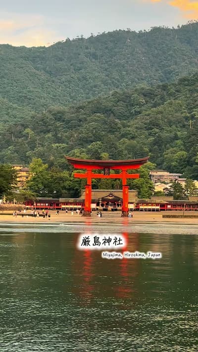 ⛩️ 潮が満ちると海に浮かび、潮が引くと歩いてすぐ近くまで行ける。 同じ大鳥居なのに、潮の満ち引きでまったく違う景色に出会えるのが宮島の魅力。🌊✨ 今回は御笠丸に乗って、海の上から大鳥居を間近で見る