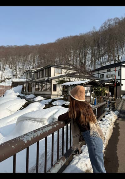 My dream onsen holiday ♨️ A true escape from the city and the crowds. Didn’t expect to see snow in l