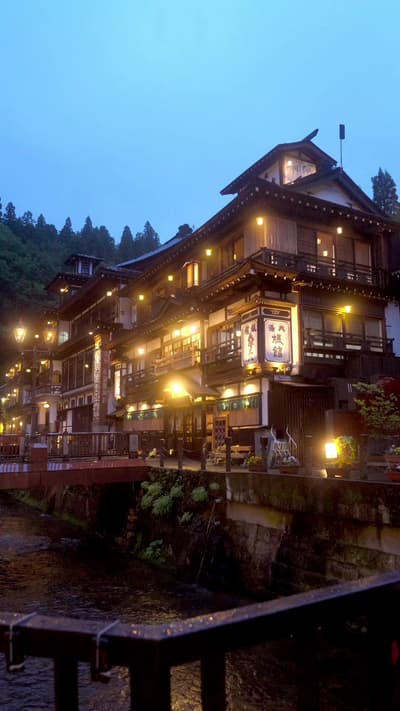 📍銀山温泉【山形】 Yamagata – Ginzan Onsen 大正ロマンの面影を今に残す、日本屈指の温泉街。 銀山川沿いに並ぶ木造旅館とガス灯が織りなす幻想的な風景は、まるで映画のワンシーンの