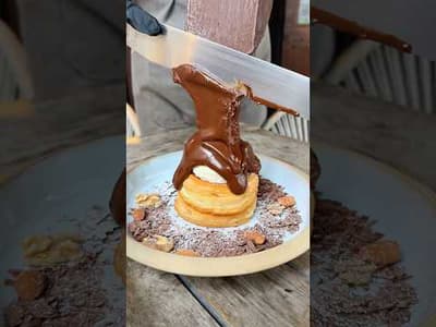 濃厚ラクレットチョコを流しかける至高のパンケーキ(The Supreme Pancakes Drenched in Rich Raclette Chocolate)