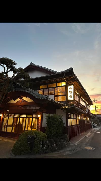 🌸 Takenoya Ryokan (竹野屋旅館) Takenoya Ryokan is a long-established traditional Japanese inn located ri