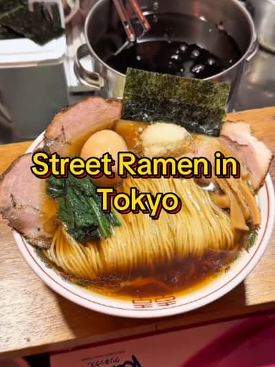 This is street ramen in Tokyo🍜. I just found a hidden, open-air ramen cart under the train tracks i