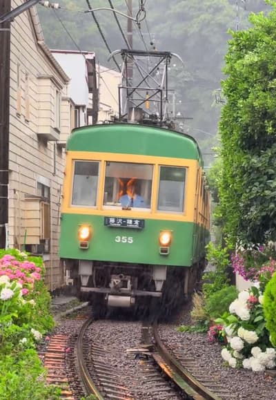 台風に負けずに突き進む江ノ電☔️🚃💨 🗾 江ノ島電鉄 ✔🗓2026 / 6 / 3 台風第6号（チャンミー）が非常に強い勢力で鎌倉に接近するなか、強い覚悟で撮影に挑んできました！😂📸 荒れ