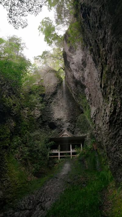 📍島根県出雲市【浮浪の滝】 Izumo Shimane Japan【Furo Falls】 島根県にある 浮浪の滝 は、古くから修行の場とされてきた神聖な滝で、鰐淵寺 の起源にも深く関わる場所です。