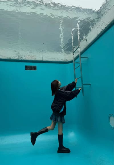 You shouldn’t be able to stand here…But this is real. 📍21st Century Museum of Contemporary Art, Kan