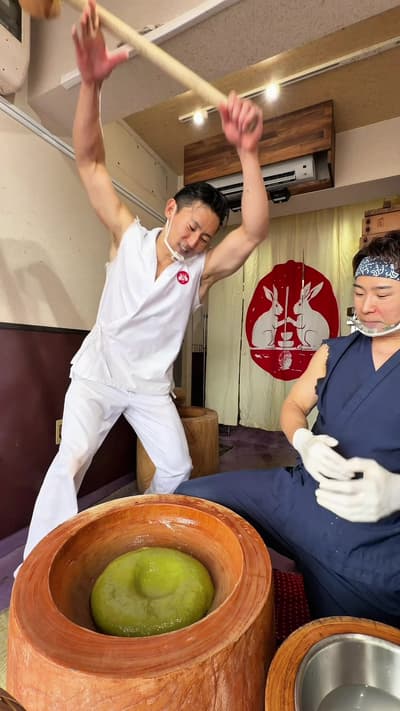 世界一バズってる京都名物の餅つき🐰 ◆宇治抹茶いちご餅 (¥1,000) 注文が入ると目の前で豪快な餅つきがスタート！ 威勢のいい掛け声とパフォーマンスに思わず足を止めてしまう。 つきたてのお餅は驚