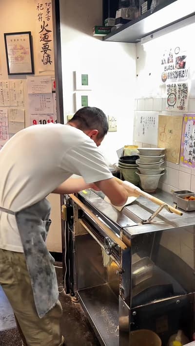 京都で行列が絶えない？天ぷら注文が殺到するうどん店 【本格手打ちうどん 大河】 📍京都府京都市伏見区深草西浦町7丁目45-1 📖夏のめちゃ旨やさい天盛り 京都・伏見区深草で、連日多くのお客さんが訪