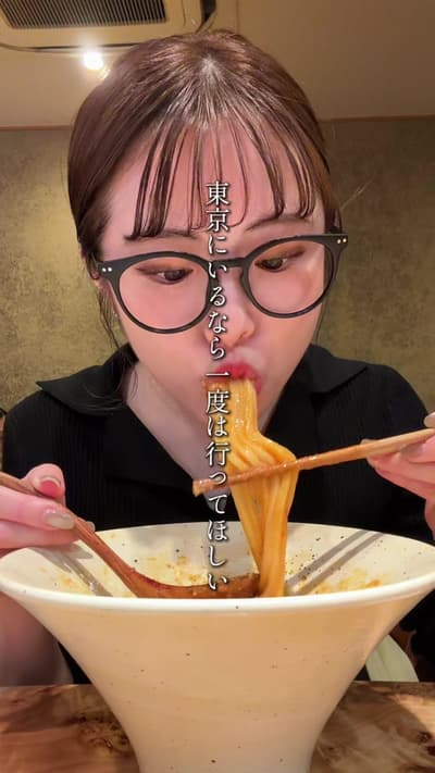 東京で一度は行くべき絶品うどん3選！✨ ①麺散（原宿） ・カルボナーラうどん 1,000円 ・明太子トッピング ＋200円 たっぷりのチーズに厚切りベーコン、 バターのコクが合わさった超濃厚うどん🤤