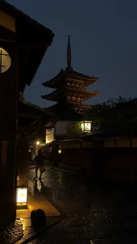 Name something than walking the streets of Kyoto in the rain. #gion #kyotojapan #hokanjitemple
Tagge