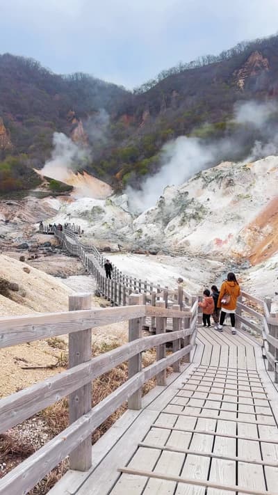 こういう非現実的な場所好きすぎる 📍 Noboribetsu Hell Valley | Hokkaido 🇯🇵 ~⁡ 登別地獄谷~ 独特な硫黄の香りに包まれながら見るこの景色に圧倒！ いつかラ