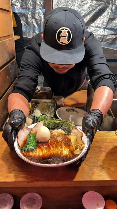 都内唯一の屋台ラーメン🍜 ◆チャーシュー麺 (¥950) [トッピング] 味玉 (¥100) 玉ねぎ (¥50) 海苔 (¥50) ほうれん草 (¥100) 八王子にある都内で唯一の屋台ラーメン！ 