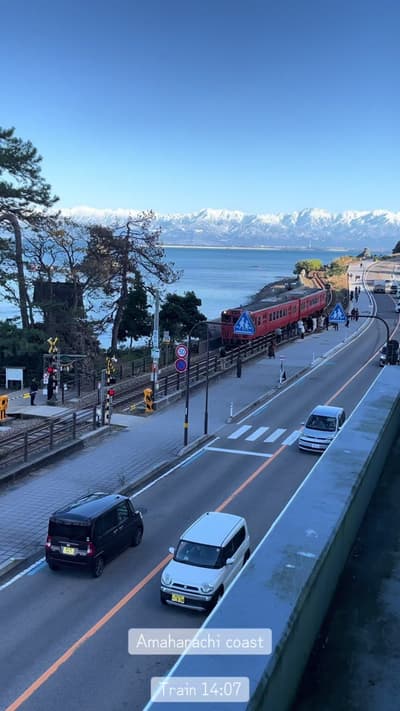 Amaharashi Coast) Toyama จุดชมวิวรถไฟเลียบทะเล มีฉากหลังเป็นทะเลญี่ปุ่นและเทือกเขาเจแปนแอลป์ (Japan 