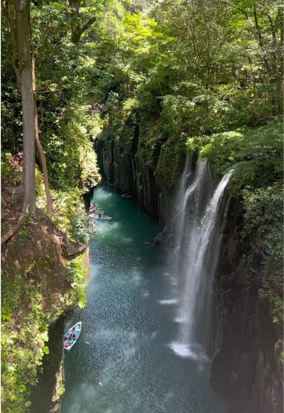 Takachiho Gorge ✨ located in #miyazaki and specifically in #takachiho where you can take a boat ride