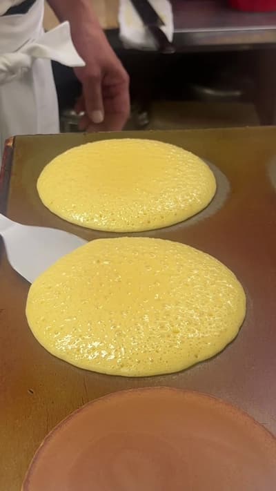 ついに辿り着きました！どら焼きの皮だけパステル ◎ パステル 2枚 400円 ◎ セットコーヒー 450円 どら焼きの皮だけの商品パステル！ 職人さんが1枚ずつ焼かれていて、焼きたてを食べることができ