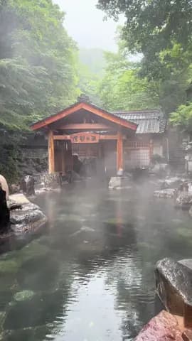 This is what it’s like to wake up to soft rain, a misty forest, and steaming onsens in Japan ✨🌿♨️ �