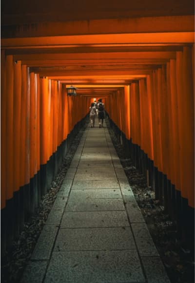Want to experience Kyoto’s iconic Senbon Torii gates completely free of crowds? Setting your alarm f
