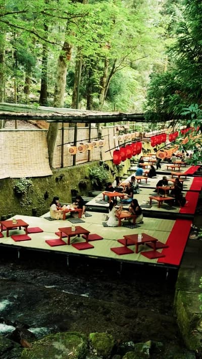 ・
Dining above a flowing river in Kibune.
One of Japan’s most unique dining experiences.🇯🇵

#trave
