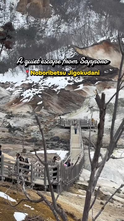Rasanya ada yang kurang kalau ke Hokkaido tapi ga mampir ke Noboribetsu Hell Valley ini. Pemandangan