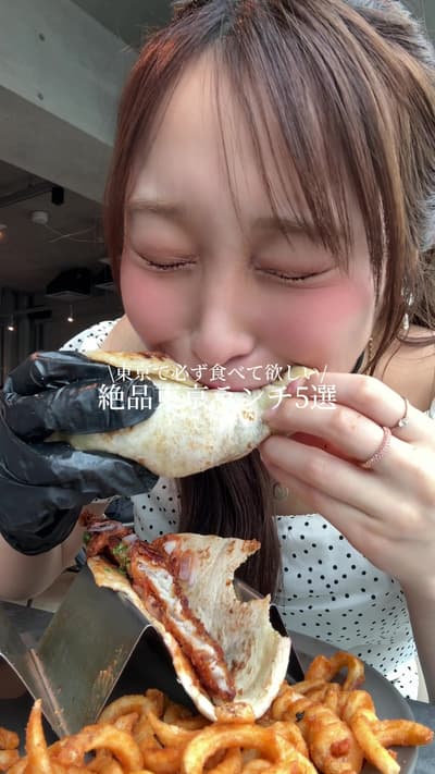 東京に居たら必ず食べて欲しい絶品ランチ5選🐏🍽️ 一店舗目 沖縄発祥の“飲めるタコス”が味わえるタコス屋さん🌮 🏠ブルーエントランスキッチン！ ニ店舗目 過去一感動したフワッフワのおにぎりが食