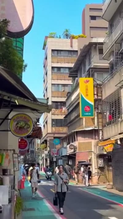 🇹🇼 Walking Through Taipei’s Vibrant Streets Experience the vibrant streets of Taipei, Taiwan! 🇹🇼