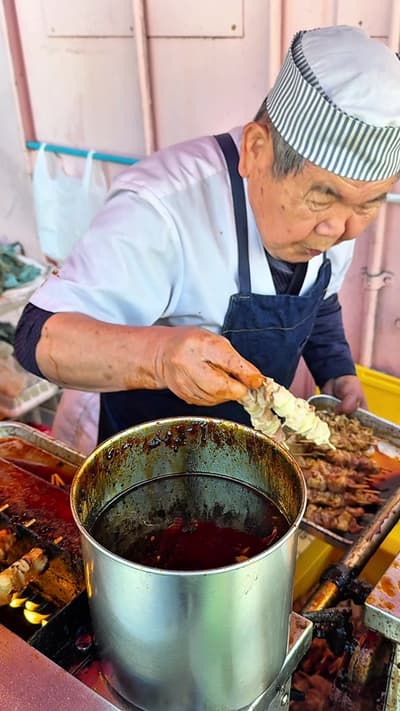 月4日しか食べれない 1本100円 84歳大将が焼く幻の焼き鳥屋台🥩 ・店名 名前のない焼き鳥屋さん ・住所 岡山県岡山市北区津高８２０ ・営業時間 16:00〜20:00 ・定休日 不明 ・メニュ
