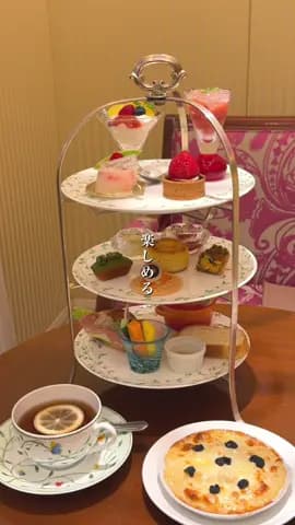 3,000円台で楽しめるアフタヌーンティー✨ ⁡ 銀座なのにアフタヌーンティーが破格と話題で、行ってきた☺️✨ 地下に隠れたカフェで、華やかでエレガントな雰囲気が素敵🥺💐 半個室もあって、落ち着い
