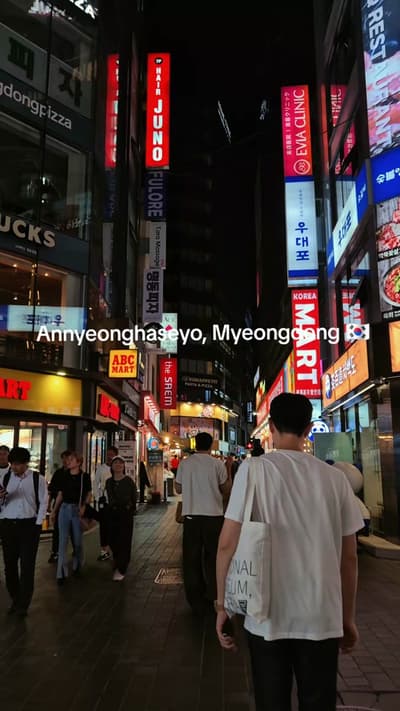Myeongdong Night Market, Seoul 🇰🇷 We said we'd just have a look. One hour later: tteokbokki, mandu